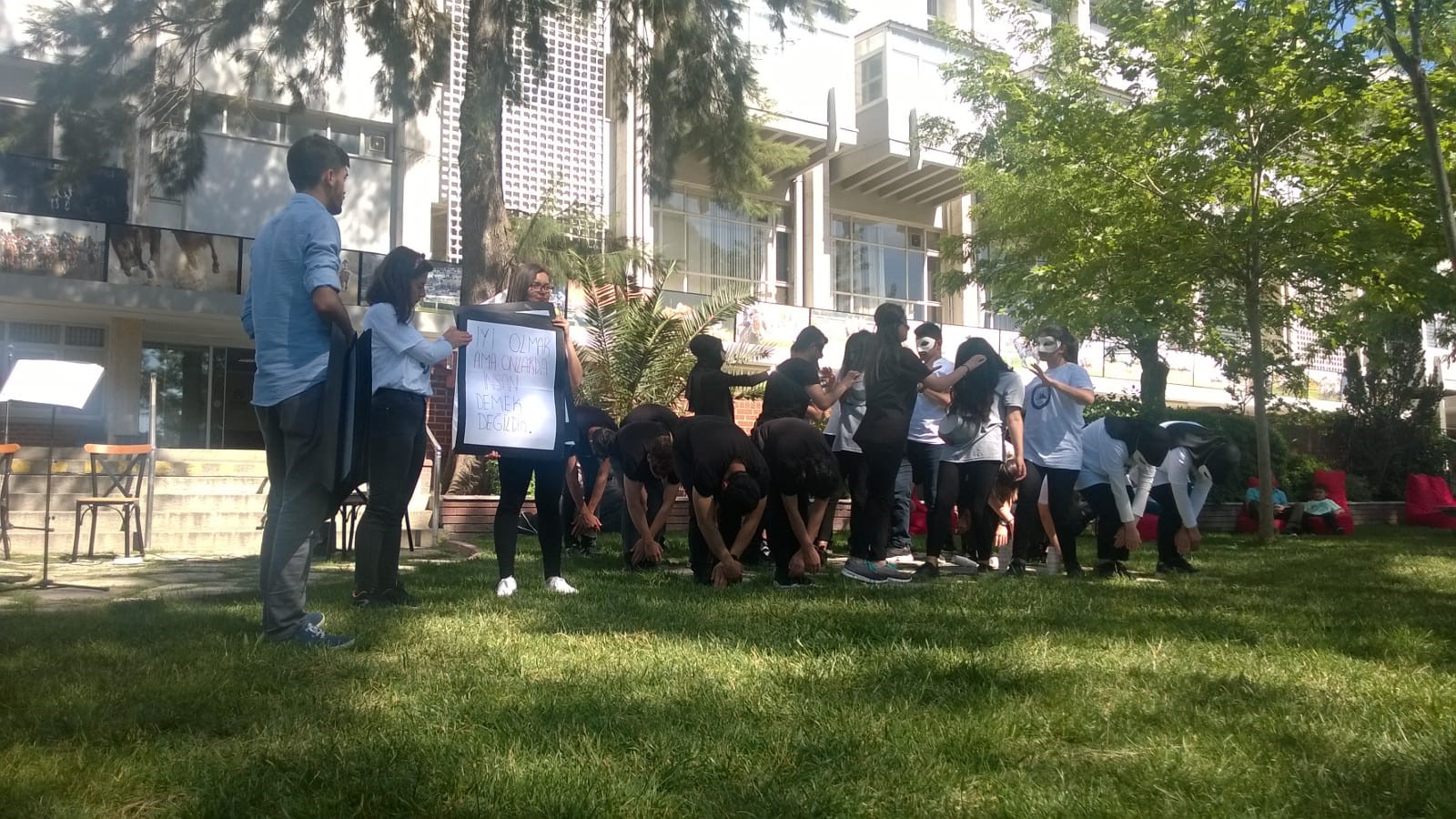 İzmir Jokey Kulübü, Şirinyer Hipodromu Atla Terapi Merkezinde “İyi, Kötü ve Çirkin” temalı farkındalık/sahne performansı